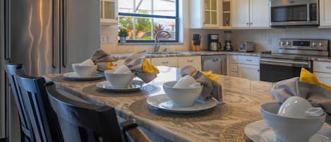 Villa | Cucina privata | Frigorifero, microonde, lavastoviglie, pentole/stoviglie/utensili