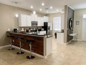 Talo | Yksityinen keittiö | Jääkaappi, mikroaaltouuni, keittoastiat/astiat/ruokailuvälineet