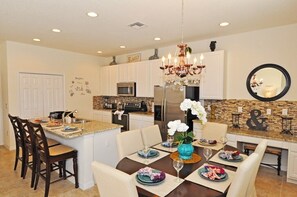 独立别墅 (Bella Vida IHR 3006) | 私人厨房 | 冰箱、微波炉、厨具/餐具