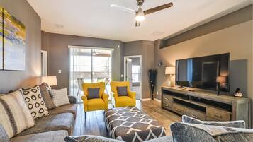 Villa | Living room | Flat-screen TV, Netflix, streaming services