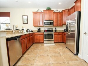 Vila | Dapur pribadi | Lemari es, microwave, dan peralatan masak/sendok-piring