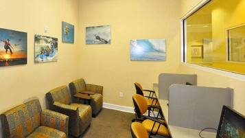 House | Living room | Flat-screen TV, DVD player