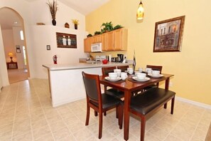Villa | Private kitchen | Fridge, microwave, oven, dishwasher - 1112sd (Davenport)