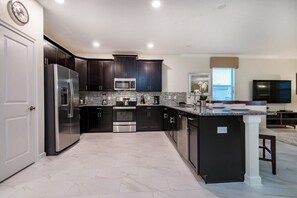 Vila (Champions Gate IHR 4023) | Cozinha privada | Geladeira, micro-ondas, talheres/pratos/utensílios de cozinha