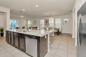 Villa | Cucina privata | Frigorifero, microonde, pentole/stoviglie/utensili