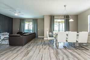 Villa (6 bedroom 5 bathroom in Solterra Reso) | Dapur peribadi | Peti sejuk, ketuhar gelombang mikro 