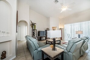 Villa | Living area | TV - Highlands Reserve IHR 4077 (Davenport)