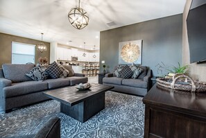 Vila (Champions Gate Villa W Private Pool a) | Ruang keluarga | TV layar datar