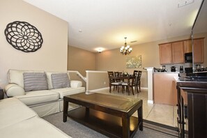 House | Living room | Flat-screen TV, DVD player