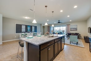 Villa (Ultimate New 8 Bedroom 6 Bathroom Win) | Cuisine privée | Réfrigérateur, four à micro-ondes, vaisselle et ustensiles