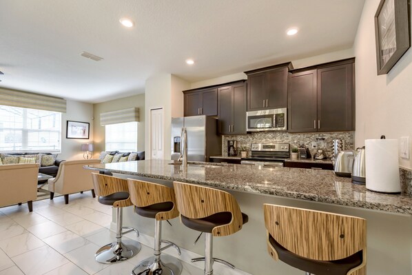 Maison (3084JD000) | Cuisine privée | Réfrigérateur, four à micro-ondes, vaisselle et ustensiles