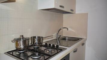 Kühlschrank, Ofen, Herdplatte, Kochgeschirr/Geschirr/Besteck