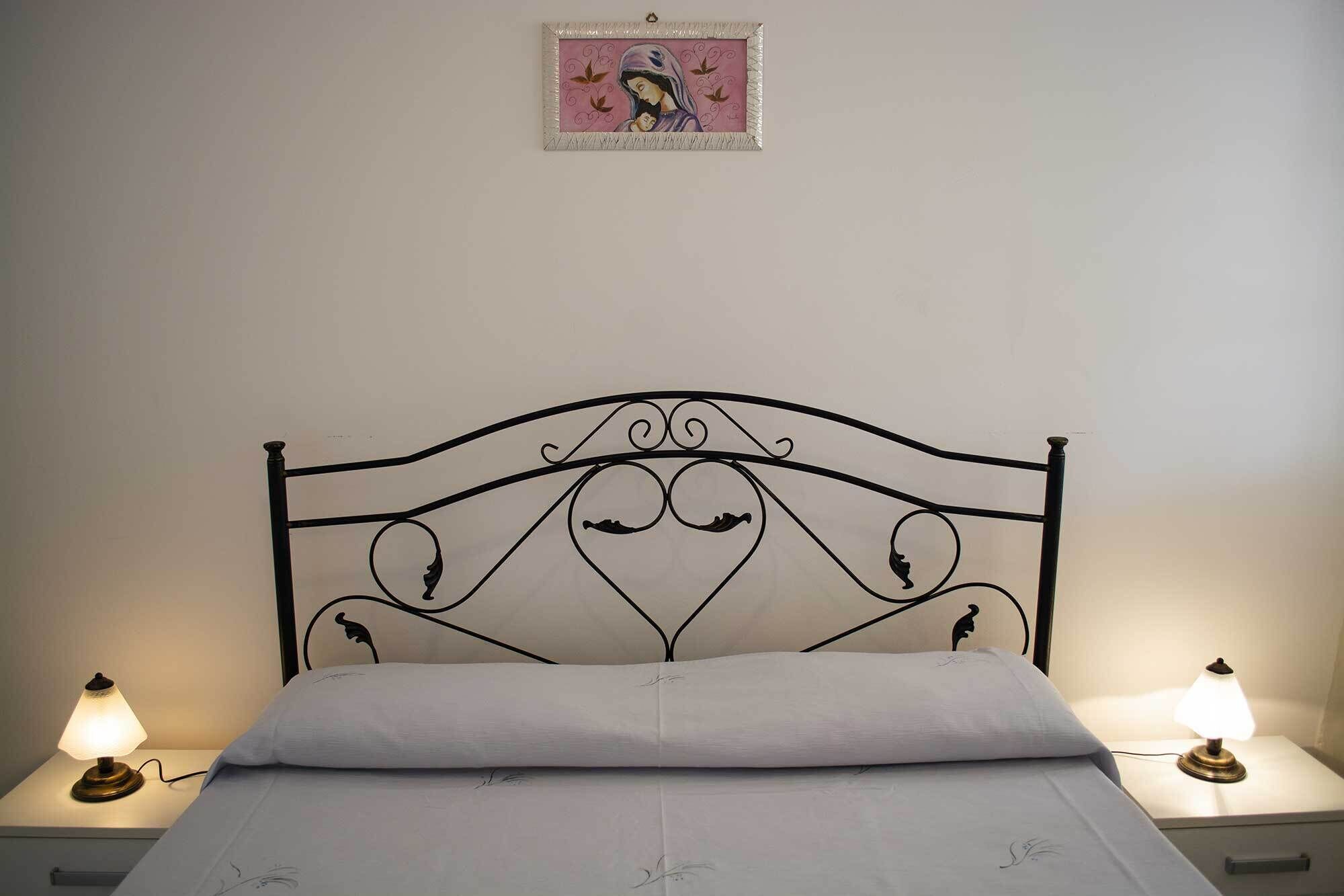 1 chambre, fer et planche à repasser, lit parapluie