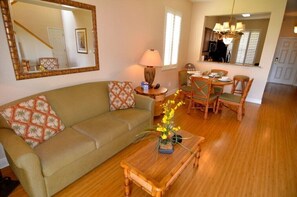 獨棟房屋 (3500CAL Stunning Town Home In Regal P) | 客廳 | 平面電視、音響