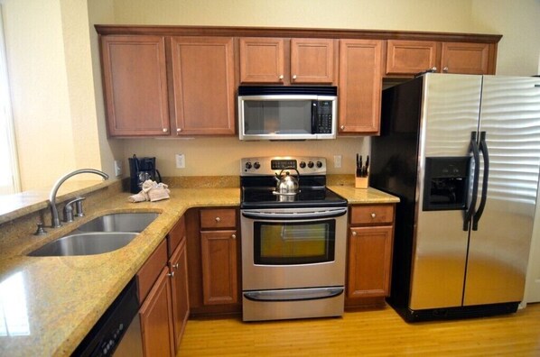 House (3500CAL Stunning Town Home In Regal P) | Private kitchen | Fridge, microwave, cookware/dishes/utensils