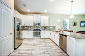 Villa ( 9 Bedroom 5 Bathroom Champions Gate ) | Cocina privada | Refrigerador, microondas, lavavajillas y cafetera y tetera