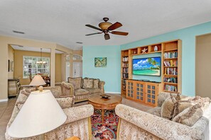 Villa | Living room | Flat-screen TV, DVD player - 458 Belfry (Davenport)