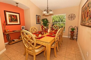 Villa | Cocina privada | Frigorífico, microondas y utensilios de cocina