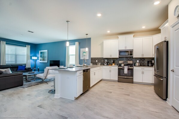 Villa (1576PD Amazing Champions Gate 8 Bedro) | Cucina privata | Frigorifero, microonde, pentole/stoviglie/utensili