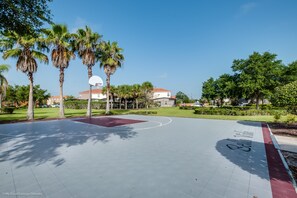 Villa (Spacious and Modern 8 Bedroom 5 Bathr) | Cancha deportiva