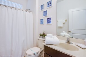 Villa (Spacious and Modern 8 Bedroom 5 Bathr) | Baño