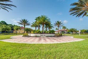 Villa (Spacious and Modern 8 Bedroom 5 Bathr) | Property grounds