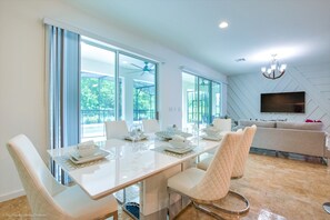 Villa (Spacious and Modern 8 Bedroom 5 Bathr) | Private kitchen