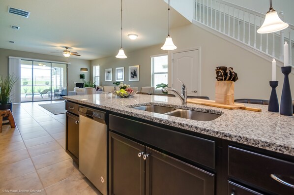 Villa (Disney Area Luxury 6 Bed Villa with  ) | Cocina privada | Refrigerador, microondas y utensilios de cocina 