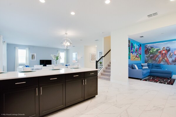 Villa (Amazing 6 Bedroom 6 Bathroom Fiji Mod) | Cocina privada | Frigorífico, microondas y utensilios de cocina