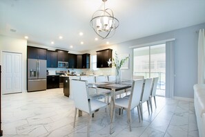 Villa (Amazing 6 Bedroom 6 Bathroom Fiji Mod) | Cocina privada | Frigorífico, microondas y utensilios de cocina