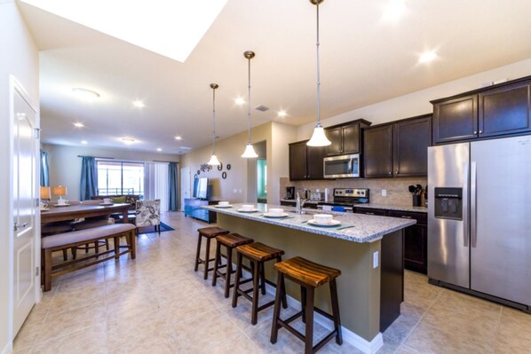 Villa (Luxury 6 Bedroom Private Pool Disney ) | Cucina privata | Frigorifero, microonde, pentole/stoviglie/utensili