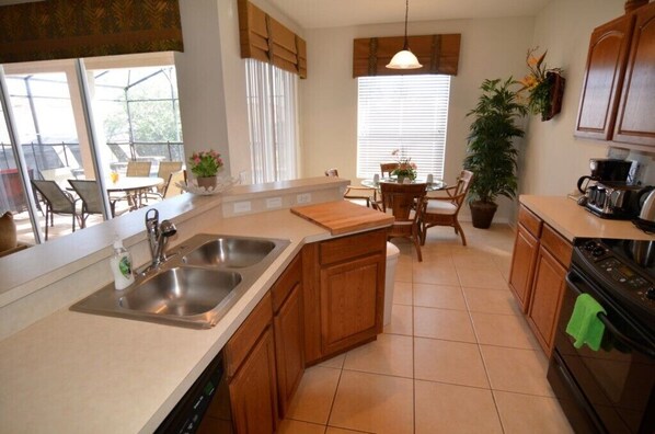 Villa (7783TB Windsor Hills Resort 5 Bed 5 B) | Privat køkken | Køleskab, mikrobølgeovn, køkkentøj/tallerkener/redskaber