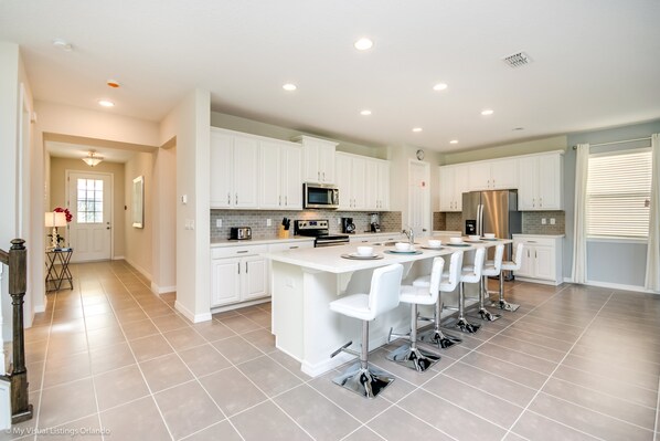 Villa (9063 SUNSHINE) | Cocina privada | Refrigerador, microondas y utensilios de cocina 