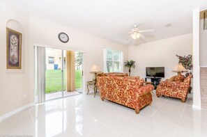 Talo (734LAM Regal Palms Town Home) | Olohuone | Taulutelevisio, DVD-soitin