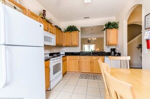 Casa (734LAM Regal Palms Town Home) | Cocina privada | Refrigerador, microondas, lavavajillas y cafetera y tetera 
