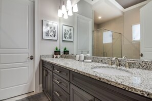 Villa (760GBD00) | Bathroom | Towels