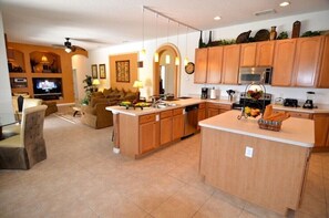 別墅 | 私人廚房 | 電冰箱、微波爐、鍋具/餐盤/廚房用品