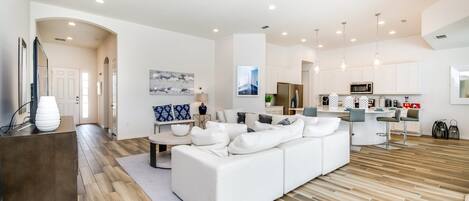 Vila ( 5 Bedroom 5 Bathroom Solterra Resort) | Sala de estar | TV de tela plana