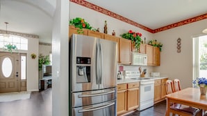 Villa | Cucina privata | Frigorifero, microonde, pentole/stoviglie/utensili