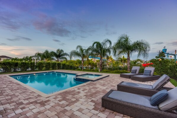 Huvila (221FALLS) | Ulkopuoli