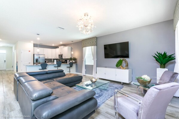 Villa (Champions Gate 8 Bedroom Resort Villa) | Living room