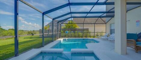 Villa | Piscine | Piscine extérieure, chaises longues