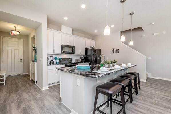 House | Private kitchen | Fridge, microwave, cookware/dishes/utensils