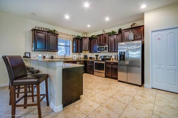 Villa (1422MVD Luxury 6 Bedroom Resort Villa) | Cucina privata | Frigorifero, microonde, pentole/stoviglie/utensili, tavolo da pranzo