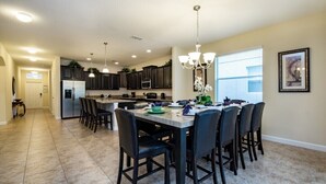 Villa (8870CPR Paradise Palms Resort 6 Bedro) | Cucina privata | Frigorifero, microonde, pentole/stoviglie/utensili
