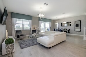 Vila (8915SD  8 Bedroom Resort Villa With G) | Ruang keluarga | TV layar datar