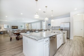 Villa (7000OS00) | Cucina privata | Frigorifero, microonde, pentole/stoviglie/utensili, tavolo da pranzo