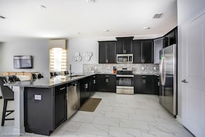 Vila (1571OL) | Dapur pribadi | Lemari es, microwave, dan peralatan masak/sendok-piring