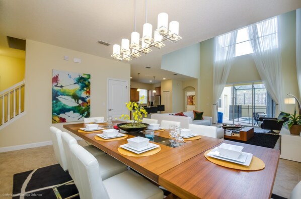 Villa (Fantastic Resort 5 Bed 5 Bath Villa W) | Cuisine privée | Réfrigérateur, four à micro-ondes, vaisselle et ustensiles