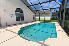 Una piscina techada con vistas despejadas del entorno.